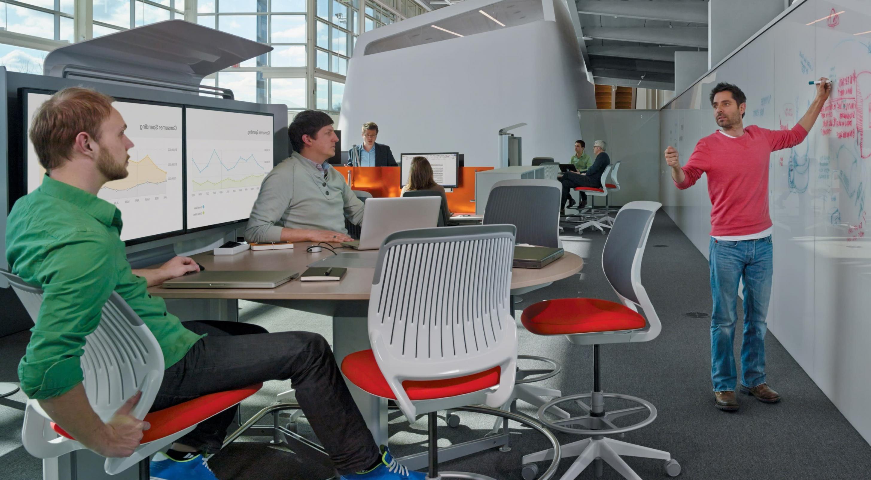 Spazio di lavoro con documenti finanziari e strumenti di pianificazione